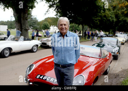 Cinque volte Le Mans vincitore Derek Bell con Jaguar E-type auto prima essi insieme fuori dalla casa di Goodwood nel West Sussex sull'E-Type Round Britain unità costiere, un 3,600-mile tour costiere della Bretagna, a sostegno del cancro della prostata UK. Foto Stock