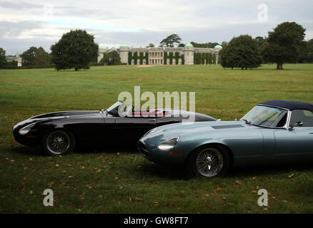 Jaguar E-type auto insieme fuori dalla casa di Goodwood nel West Sussex sull'E-Type Round Britain unità costiere, un 3,600-mile tour costiere della Bretagna, a sostegno del cancro della prostata UK. Foto Stock