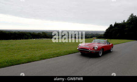 Jaguar E-type auto insieme fuori dalla casa di Goodwood nel West Sussex sull'E-Type Round Britain unità costiere, un 3,600-mile tour costiere della Bretagna, a sostegno del cancro della prostata UK. Foto Stock