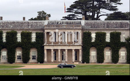 Jaguar E-type auto insieme fuori dalla casa di Goodwood nel West Sussex sull'E-Type Round Britain unità costiere, un 3,600-mile tour costiere della Bretagna, a sostegno del cancro della prostata UK. Foto Stock