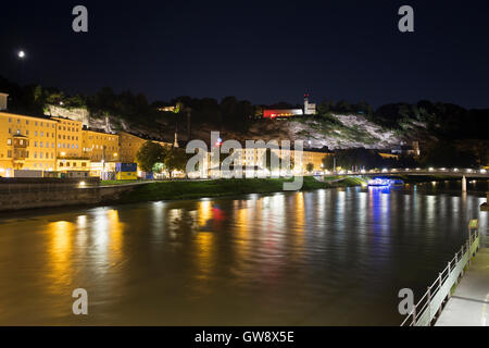 Una vista notturna attraverso il fiume Salzach in Salzburg Austria Foto Stock