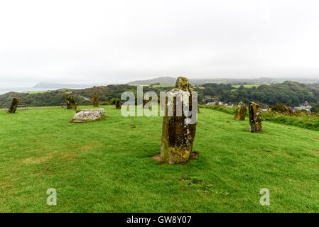 Gorsedd cerchio di pietra sopra Fishguard, Pembrokeshire, Wales, Regno Unito. Le pietre sono state erette nel 1936 per l'Eisteddfod nazionale. Foto Stock