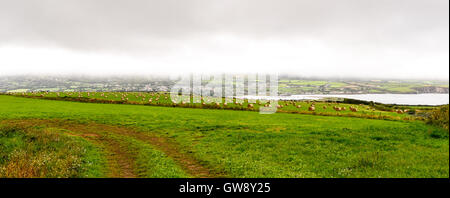 Bassa il cloud e la nebbia di mattina su Newport Sands, Pembrokeshire, Galles. Foto Stock