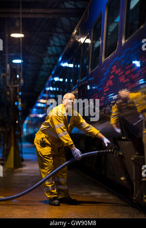 Manutenzione ferroviaria a Arriva Trains Wales, Canton deposito Diesel, Leckwith Road, Cardiff. (Foto di Matteo Horwood / matt-horwood Foto Stock