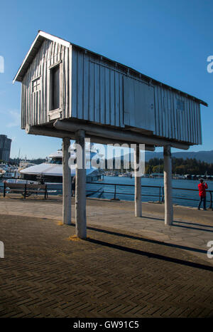 "Crooked house su palafitte' noto anche come lightshed da liz magor. Installazione in Vancouver, BC (vicino al green park & Coal Harbour). Foto Stock