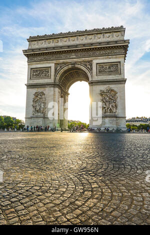 Bel tramonto su Arc de Triomphe a Place de l'Etoile, Parigi, Francia Foto Stock