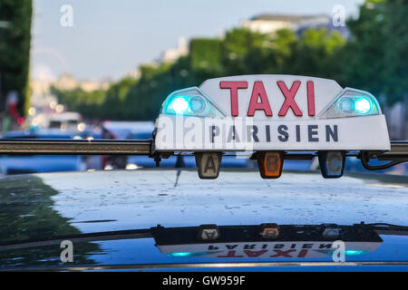 Parigi taxi particolare e Arc de Triomphe in background, Francia Foto Stock