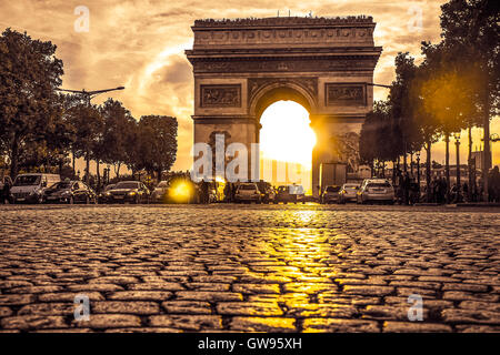 Bel tramonto su Arc de Triomphe a Place de l'Etoile, Parigi, Francia Foto Stock