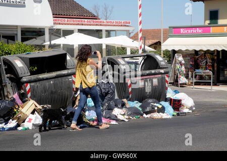 Passeggiate a piedi dalla spazzatura non riscossi in una strada di Roma, Italia Foto Stock