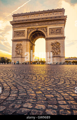 Bel tramonto su Arc de Triomphe a Place de l'Etoile, Parigi, Francia Foto Stock