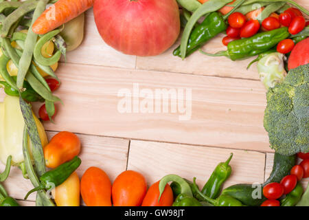 Le verdure su una superficie in legno Foto Stock