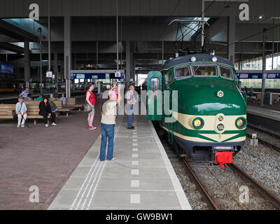 Olandese antico treno il cosiddetto hondekop testa di cane, in originale 1954 schema colore, sul display a Breda e la stazione centrale. Foto Stock