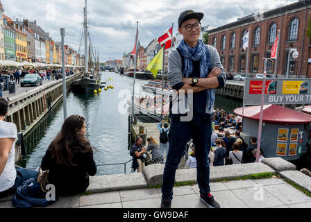 Copenhagen, Danimarca, 'Gammel Strand', Nyhavn, Canal Scena, Europa turisti cinesi, l'uomo in posa, scattare foto Foto Stock