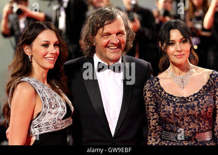 L'Italia, Lido di Venezia, 09 settembre, 2016 : il direttore Emir Kusturica,Monica Bellucci (R) e Sloboda Micalovic (L), all'r Foto Stock