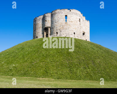 Le rovine di la Torre di Clifford, il mastio del Castello di York. L'interno è stato distrutto da un'esplosione nel 1684. Foto Stock