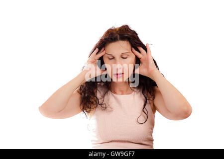 Donna in menopausa con un mal di testa tenendo la testa con le dita isolato su sfondo bianco Foto Stock