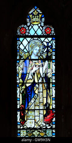 Cley accanto al mare, Norfolk. Santa Margherita di Antiochia, vetrate di A.A.Orr, 1923 Foto Stock