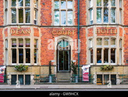 Dean Court Hotel (1865), York, Yorkshire, Inghilterra. Esso è stato originariamente costruito come 3 case per alloggiare il clero della cattedrale di York Minster. Foto Stock
