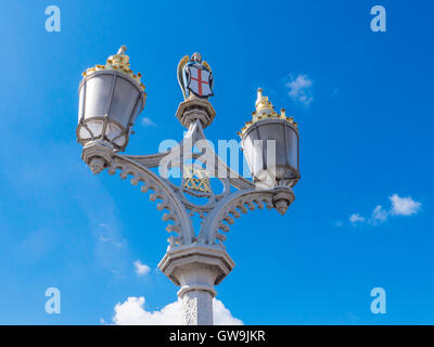 Ornati revival gotico ghisa lampada posta sul ponte Lendal (1863) che collega Station Road con museo Street a York, Inghilterra. Foto Stock