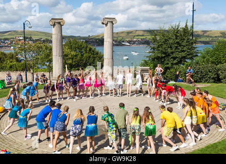 I giovani di Horizon Community College danza come parte di Swanage Folk Festival a Prince Albert giardini, Swanage, Dorset Regno Unito nel mese di settembre Foto Stock