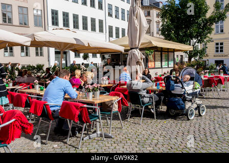 Copenhagen, Danimarca, persone condivisione dei pasti fuori terrazza sulla piazza cittadina danese Ristorante Bistro Café Sari street café scena, quartieri locali Foto Stock