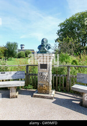 Un busto del fondatore Sir Peter Scott da Jacqueline Shackleton sul display in Slimbridge Wetland Centre Gloustershire England Regno Unito Foto Stock