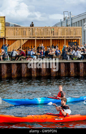 Copenhagen, Danimarca, gente affollata, condivisione di pasti nell'area del porto ristrutturata, cibo di strada su "The Paper Island", kayak sul canale della scena danese Foto Stock