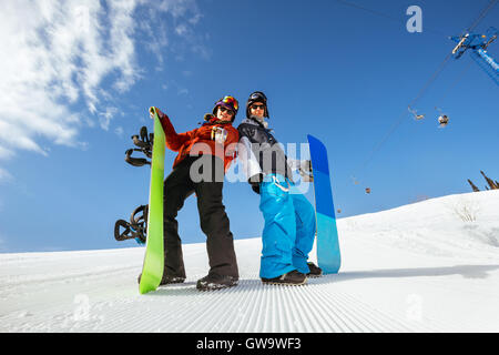 Gruppo amici snowboarder snowboard montagna pendenza Foto Stock