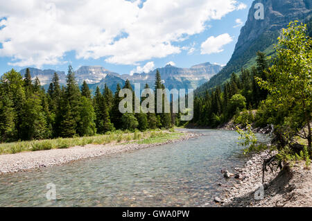 McDonald Creek, accanto al andando-per-il-Sun Road nel Parco Nazionale di Glacier, Montana, USA. Foto Stock