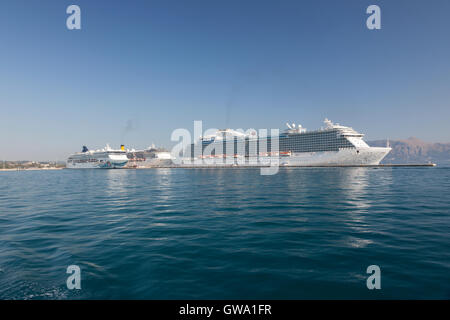 Tre navi da crociera - Norwegian Spirit, Royal Princess, Costa Mediterranea ancorata al porto cittadino di Corfù, Corfù, Grecia Foto Stock