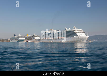 Tre navi da crociera - Norwegian Spirit, Royal Princess, Costa Mediterranea ancorata al porto cittadino di Corfù, Corfù, Grecia Foto Stock