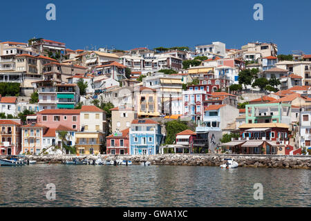 Le colorate case collinari della vecchia città di Parga, la Grecia continentale Foto Stock