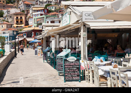 Old Parga città ristoranti e bar che si affaccia sulla baia, Parga, Grecia Foto Stock