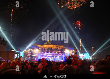 Berlino, Germania - 1 gennaio 2012: folla festeggia il nuovo anno sul grande open-air party vicino alla Porta di Brandeburgo a Berlino Foto Stock