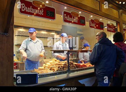 La gente compra salsicce al tradizionale mercato di Natale sulla Potsdamer Platz il 8 novembre 2013 a Berlino, Germania Foto Stock