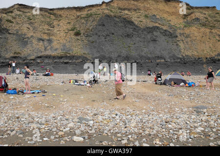 La gente sulla spiaggia a Charmouth, Jurassic Coast, Dorset UK KATHY DEWITT Foto Stock