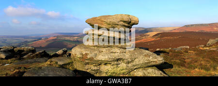 Vista delle rocce Gritstone su Hathersage Moor, Derbyshire County; Parco Nazionale di Peak District; Inghilterra; Regno Unito Foto Stock