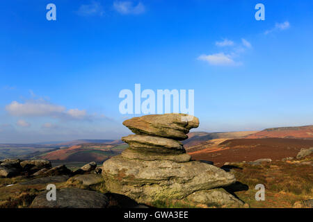 Vista delle rocce Gritstone su Hathersage Moor, Derbyshire County; Parco Nazionale di Peak District; Inghilterra; Regno Unito Foto Stock