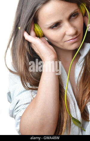 Bella giovane donna ascoltando musica Foto Stock