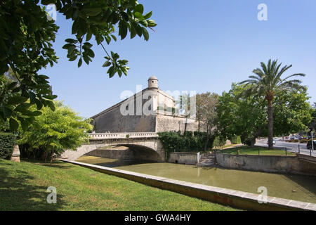 Es Baluard museo di arte moderna e per le strade delle città su una soleggiata giornata estiva su agosto 29, 2016 in Palma di Mallorca, Spagna. Foto Stock