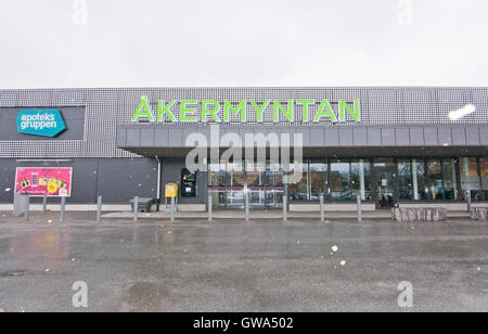 Akermyntan shopping center ingresso sul grigio di una mattina con la neve venuta giù il 22 marzo 2016 in Hasselby, Stoccolma, Svezia. Foto Stock