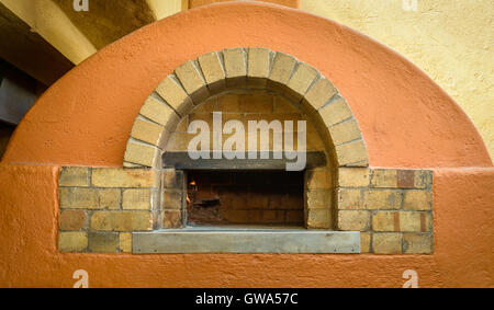 Fuoco di legno forno a pizza in un ristorante italiano Foto Stock