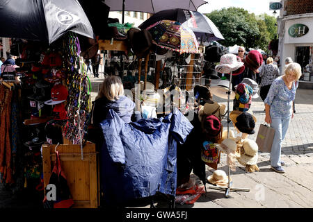 Varietà di cappelli su un mercato in stallo nella città di Canterbury East Kent REGNO UNITO Settembre 2016 Foto Stock