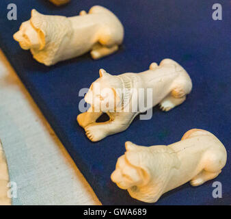 L'Egitto, al Cairo, Museo Egizio pedine in forma di Lion (o) Leonessa, avorio, da Abusir el Meleq. Foto Stock