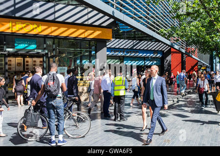 Tooley Street scene, Borough di Southwark, Londra, Inghilterra, Regno Unito Foto Stock