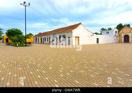 Plaza di fronte a Santa Barbara chiesa di colonial Mompox, Colombia Foto Stock