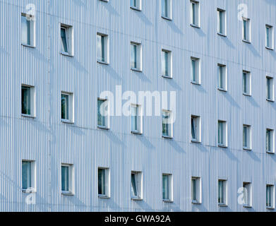 La moderna architettura geometrica astratta sfondi: facciata di edificio con pannelli in alluminio come un binario morto e il numero di windows. Foto Stock
