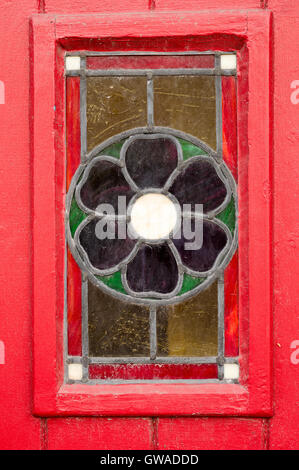 In vetro colorato e vetro colorato usato per formare decorativi o di disegni e modelli pittorici, impostando tipicamente pezzi contrastanti in una derivazione fr Foto Stock