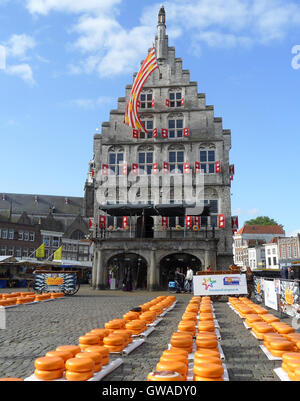 Il tradizionale formaggio Gouda Mercato nella Città Vecchia di Gouda, Paesi Bassi Foto Stock