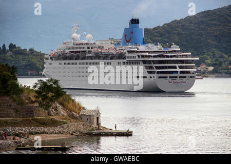 Baia di Kotor, Montenegro - La nave da crociera THOMSON DREAM passando dal villaggio Stoliv sul cammino verso il mare aperto Foto Stock